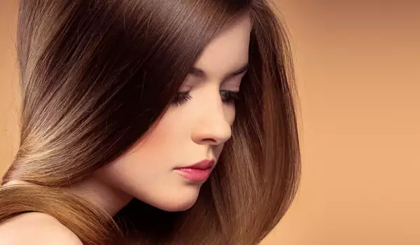 Какво значи да си разплиташ косата насън?