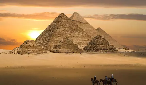 Кой е построил пирамидите?