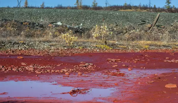 Библейско пророчество се сбъдна! Река в Русия стана кървавочервена