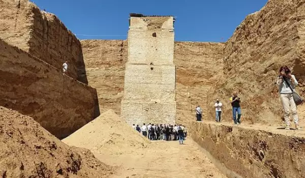 Откриха уникален римски мавзолей с огромна кула край Пловдив