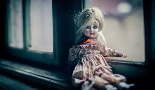 Зловеща кукла