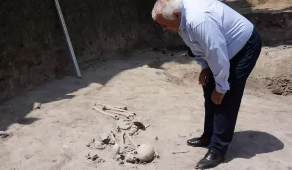 Раннонеолитен гроб със скелет на 7600 години в Слатина