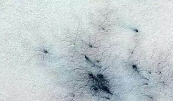 Необичайни образувания бяха заснети на Марс