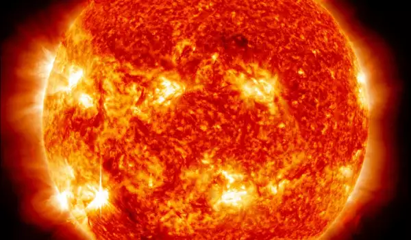 Тези снимки на НАСА показват, че Слънцето може да свети в синьо