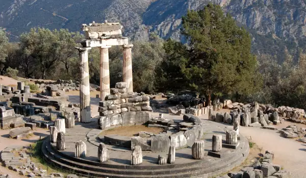 Археолози откриха в Гърция древно светилище на Аполон