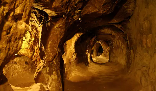 Историята на древният подземен град Нушабад
