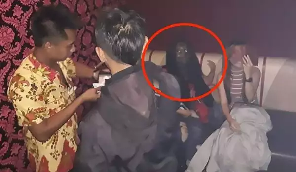 Жена Вампир взе страха на полицаи в Индонезия! (Снимки)