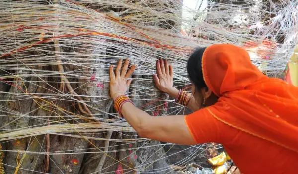 Тайнственият ритуал, с който индийките молят за дълголетие на мъжете си