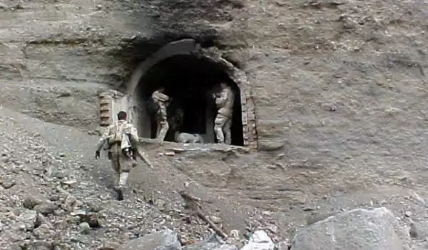 Войници в храм в Афганистан