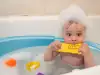 Къпя бебе