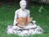 Забавно! Котки, които използват известни статуи за спалня